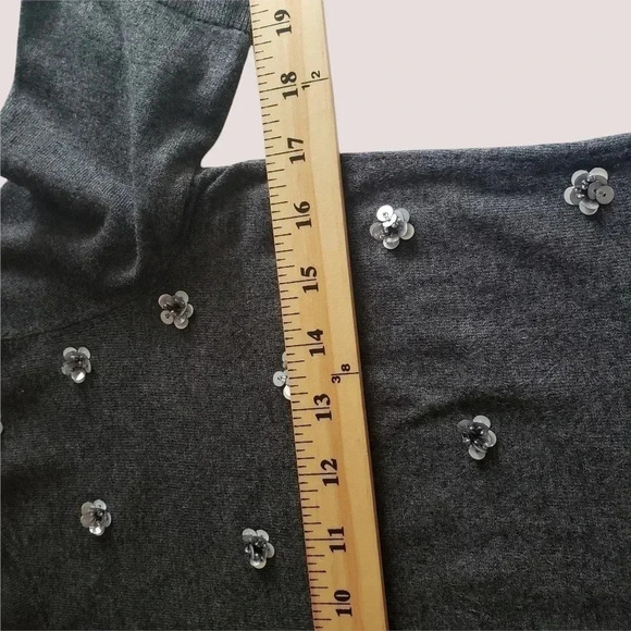 Talbots  flower embellished  Women gray top size smaall petite - Picture 7 of 8